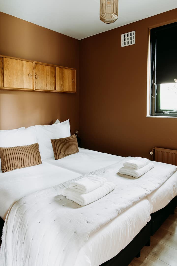 ห้องนอนที่อบอุ่นอยู่ที่ชั้นล่าง – เหมาะสำหรับความเป็นส่วนตัวเป็นพิเศษ
เตียงเดี่ยวสบาย 2 เตียง (80x200 ซม.)