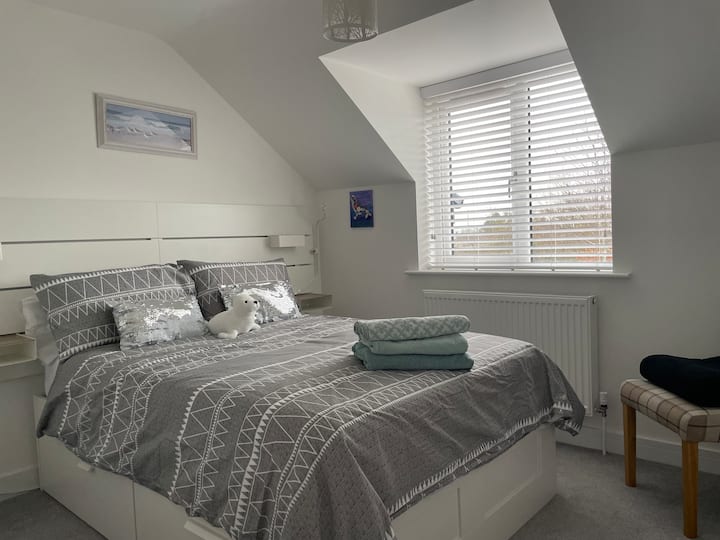 تحتوي غرفة النوم المريحة 2 على غرفة مزدوجة تطل على الأشجار والبركة.