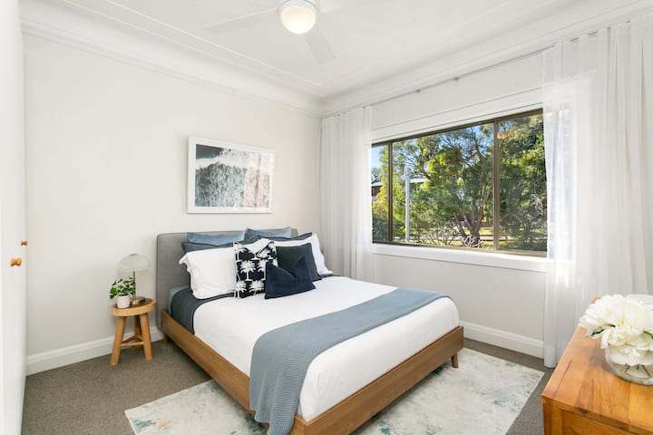 מרווח כמו חדר שינה ראשי עם מלתחה גדולה במיוחד לכל האחסון והשולחן בפרופורציות מושלמות לשימוש במשרד.