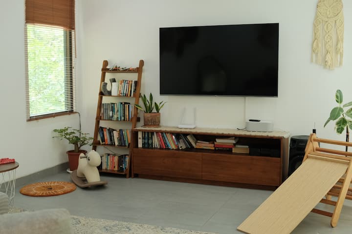 ห้องนั่งเล่นที่กว้างขวางพร้อมสิ่งอำนวยความสะดวกที่ให้ความบันเทิงมากมายสำหรับการรวมตัวกันของครอบครัว 