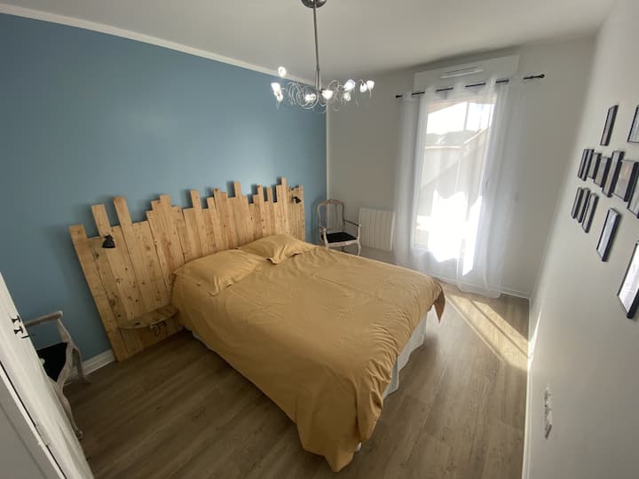 מיטה זוגית עם חדר שינה המשקיפה על המרפסת.