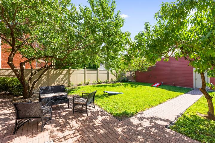 Gorgeous 5BR/10Bed | Large Private Outdoor Space! gallery image 4