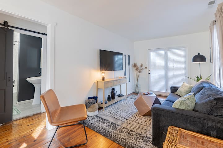 Relaksohu në rehatinë e dhomës së ndenjjes së rehatshme me një televizor Roku 55".