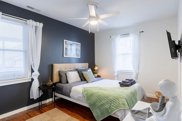 Shijo shfaqjet dhe filmat e tu të preferuar në krevat me televizorin tonë të sapo montuar, ndërsa relaksohesh në qetësinë e këtij komuniteti historik. 