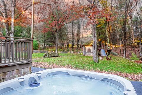 Modern 3BR w/ Hot Tub, BBQ, Firepit, 5mins to Lake