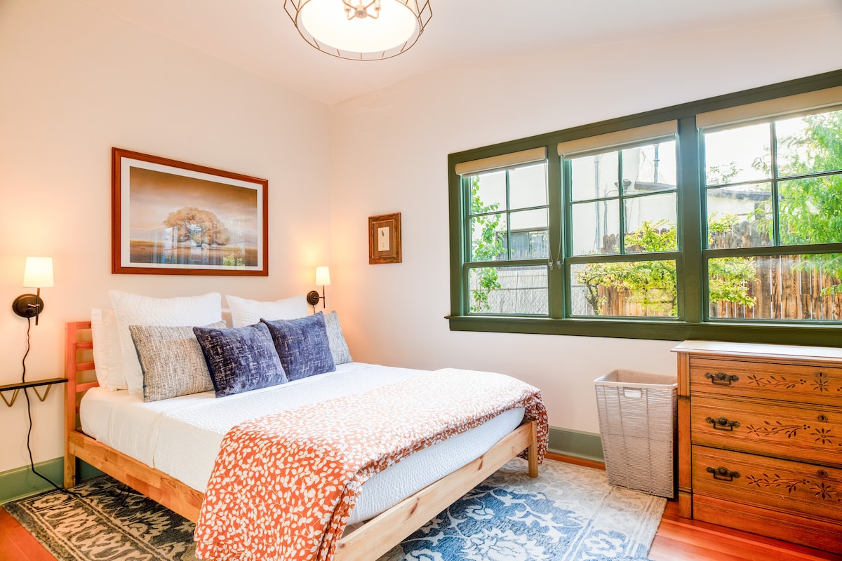 Second bedroom connects to kids room. Queen bed 100% cotton percale sheets, room darkening shades, local art, sound machine, fan.