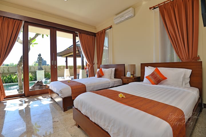 The ground-floor master bedroom offers a large double bed and a spacious outdoor en-suite bathroom with a beautifully decorated marble bathtub and shower.