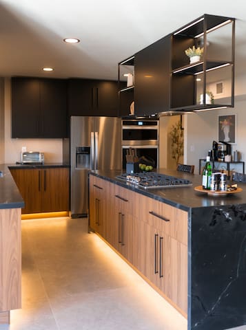 6 BR Remodeled House, Pool/Jacuzzi & Mini golf.