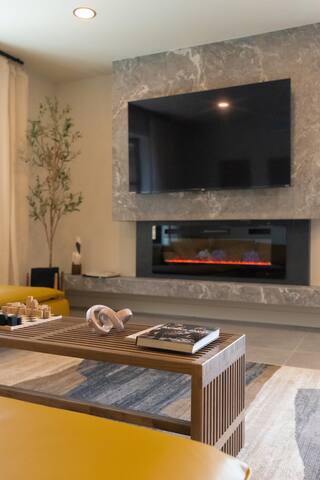 6 BR Remodeled House, Pool/Jacuzzi & Mini golf. gallery image 2