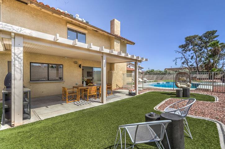 6 BR Remodeled House, Pool/Jacuzzi & Mini golf. gallery image 3