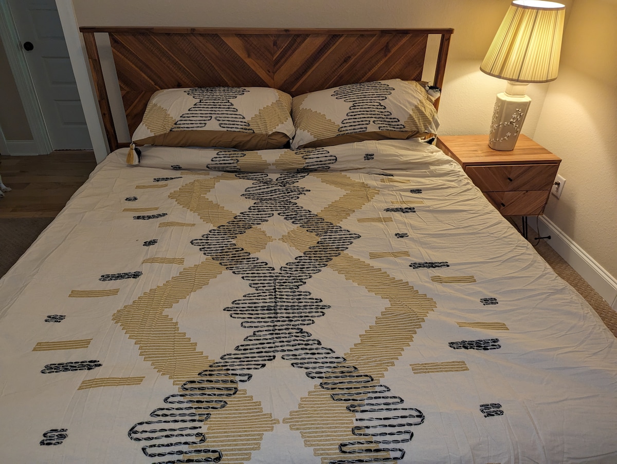 ห้องนอนชั้นบนพร้อมเตียงคิงไซส์! อบอุ่นและสะดวกสบาย