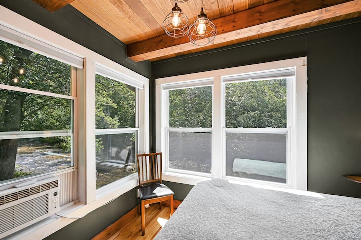 Blackout cordless blinds, queen bed. small closet, best view of the river from this room