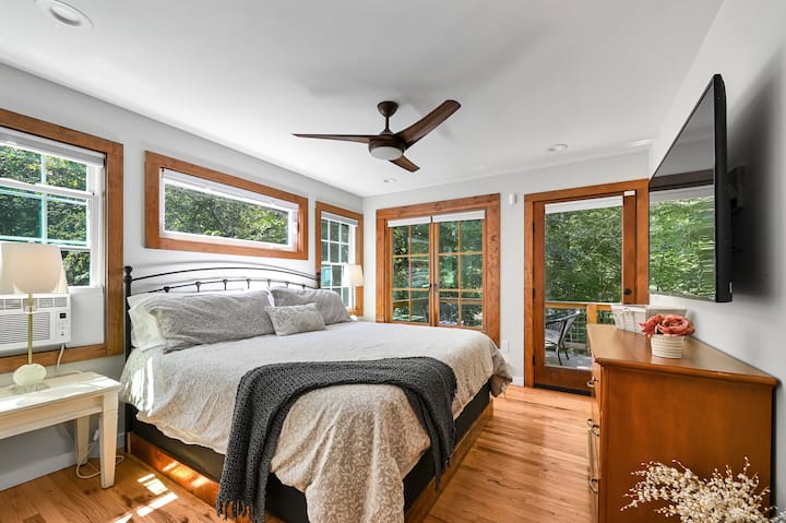 Beautiful Master. Comfortable bedding. Lovely views. Open the windows and Listen to the sounds of the river 