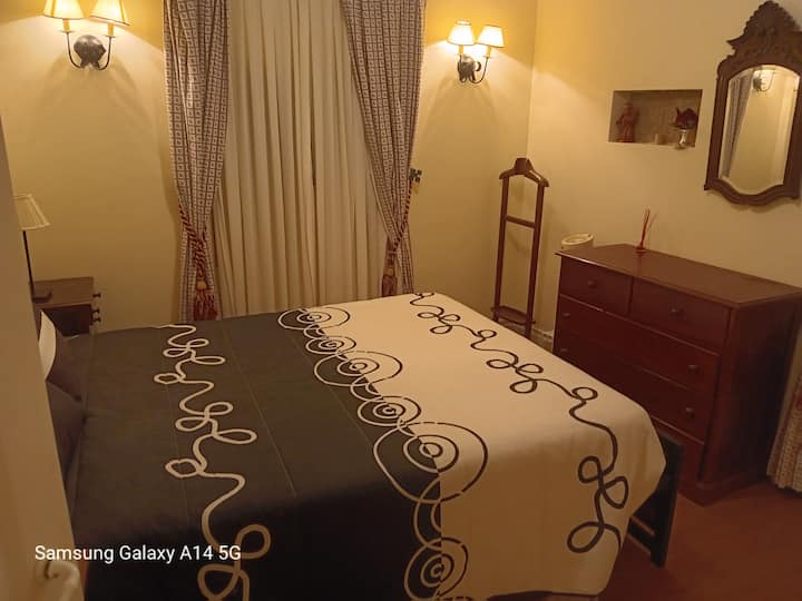 Kitanda cha watu wawili 2x1.5mt, bafu lenye beseni la kuogea, taulo, jeli ya kuogea miongoni mwa mengine