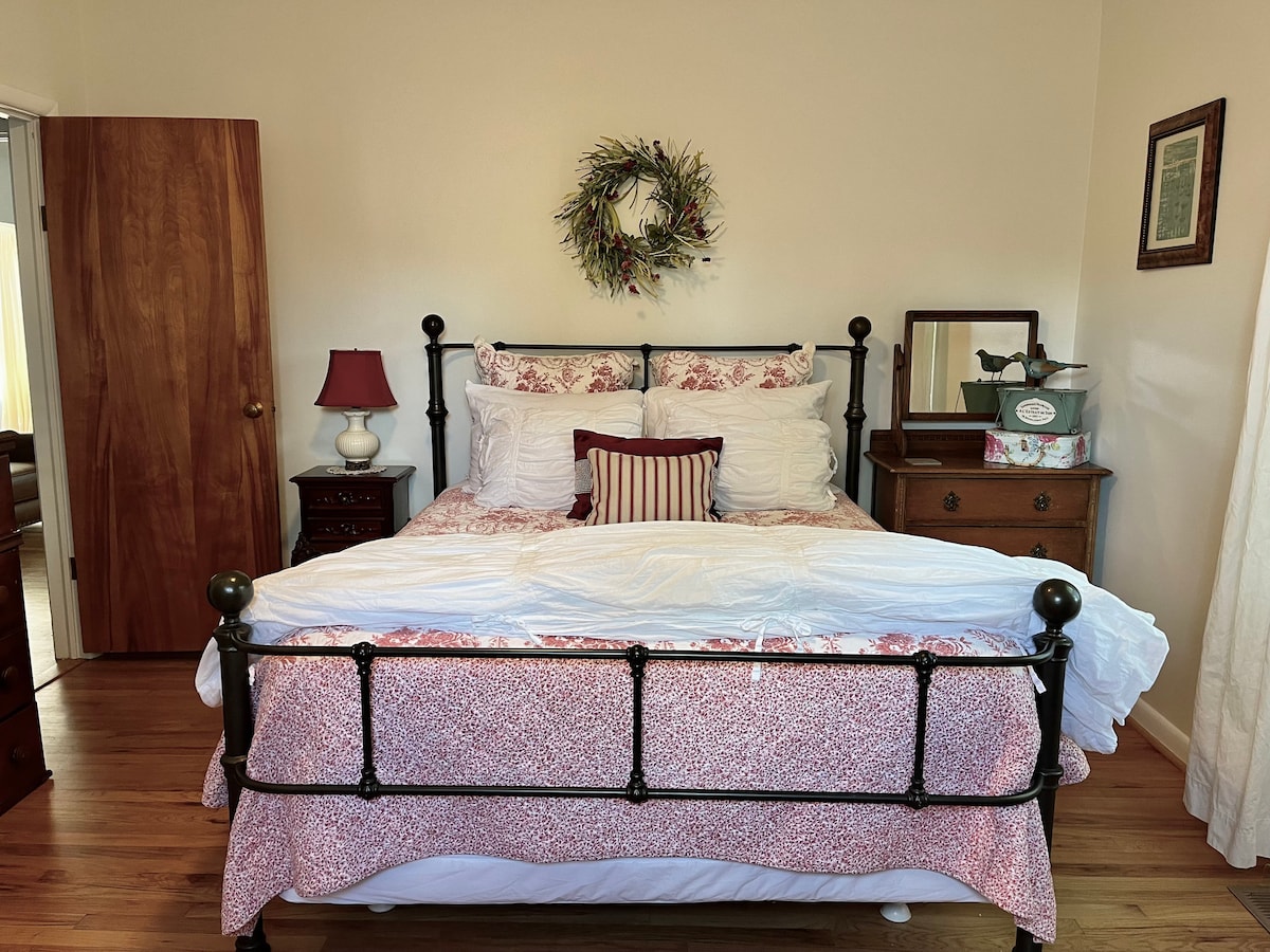 ห้องสุขาข้างล่างติดกับห้องน้ำชั้นล่างมีที่นอนควีนไซส์สูงพร้อมผ้าปูที่นอนคุณภาพสูงเพื่อความสะดวกสบายในการนอนหลับของคุณ เพลิดเพลินกับวิวสวนสวยๆตู้เสื้อผ้าไม้ซีดาร์ขนาดใหญ่และมีพื้นที่ให้เก็บของมากมาย 