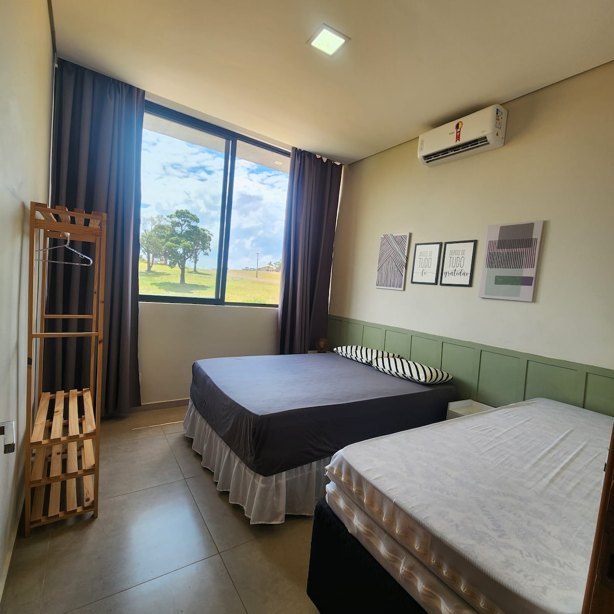 חדר מס '4 עם מיטה זוגית אחת, מיטת יחיד אחת, מזרן נוסף אחד, הפסקת חשמל בווילונות, מיזוג אוויר ומקום לאחסון הבגדים.