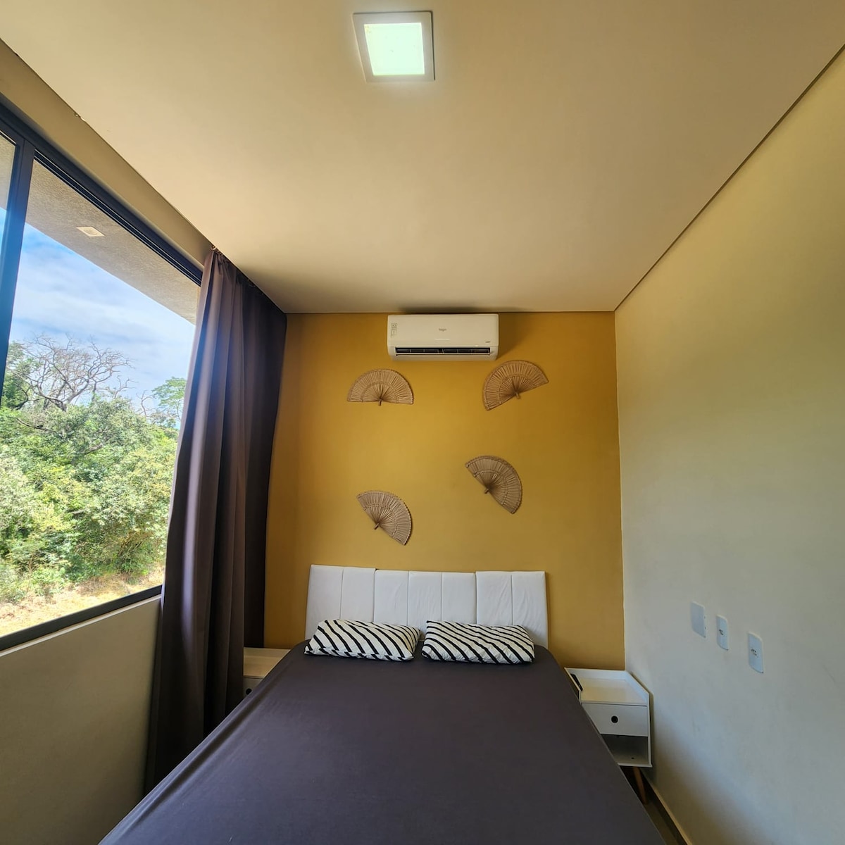 סוויטה מס '2 עם מיטת קווין סייז אחת, מיטת יחיד אחת, 2 מזרנים נוספים, הפסקת חשמל לווילון, מיזוג אוויר וטלוויזיה.