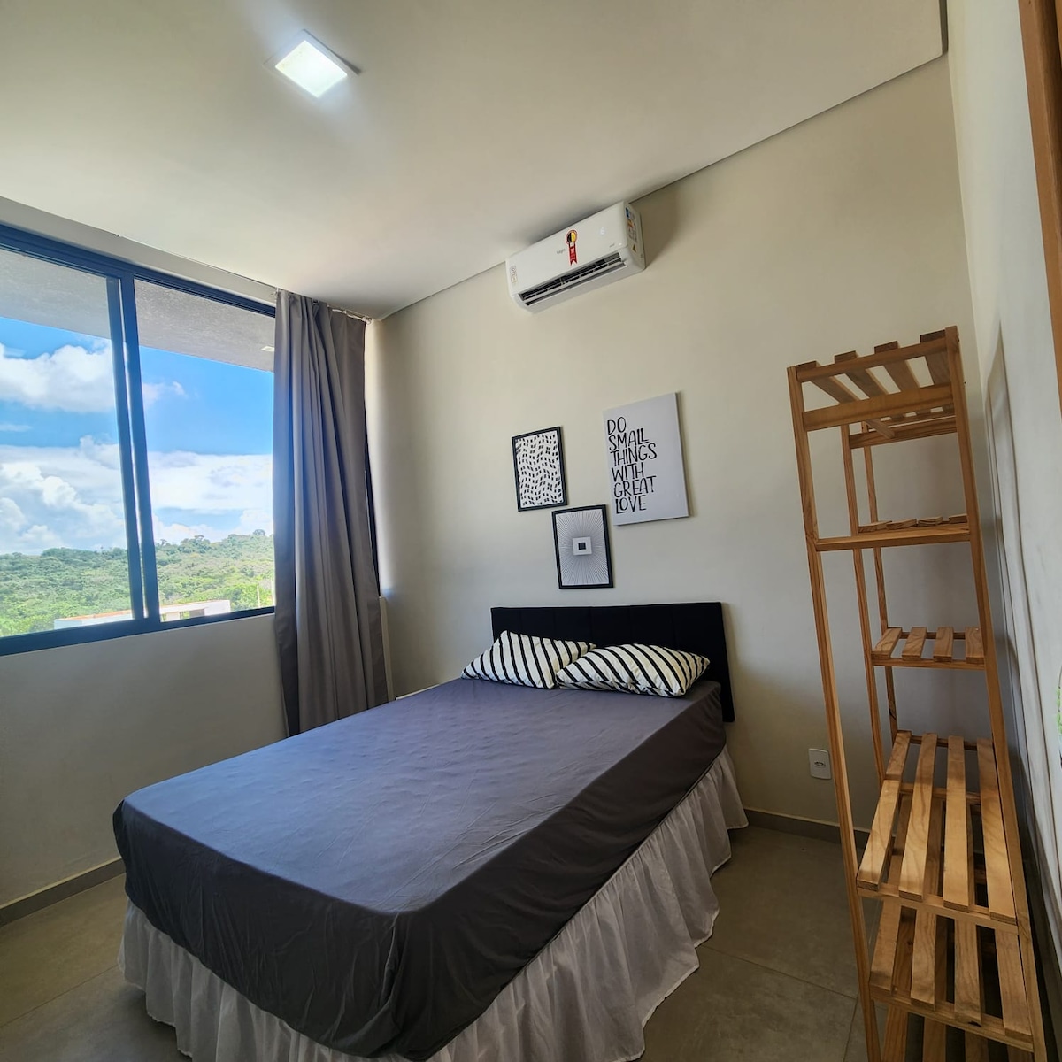 חדר מס '4 עם מיטה זוגית אחת, מיטת יחיד אחת, מזרן נוסף אחד, הפסקת חשמל בווילונות, מיזוג אוויר ומקום לאחסון הבגדים.