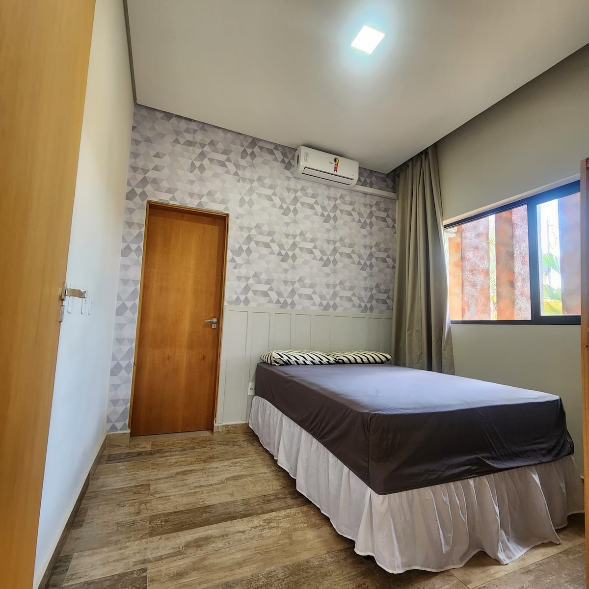 סוויטה מס '1 עם חדר רחצה פרטי, מיטה זוגית אחת, 2 מזרנים נוספים, הפסקת חשמל עם וילון ומיזוג אוויר.