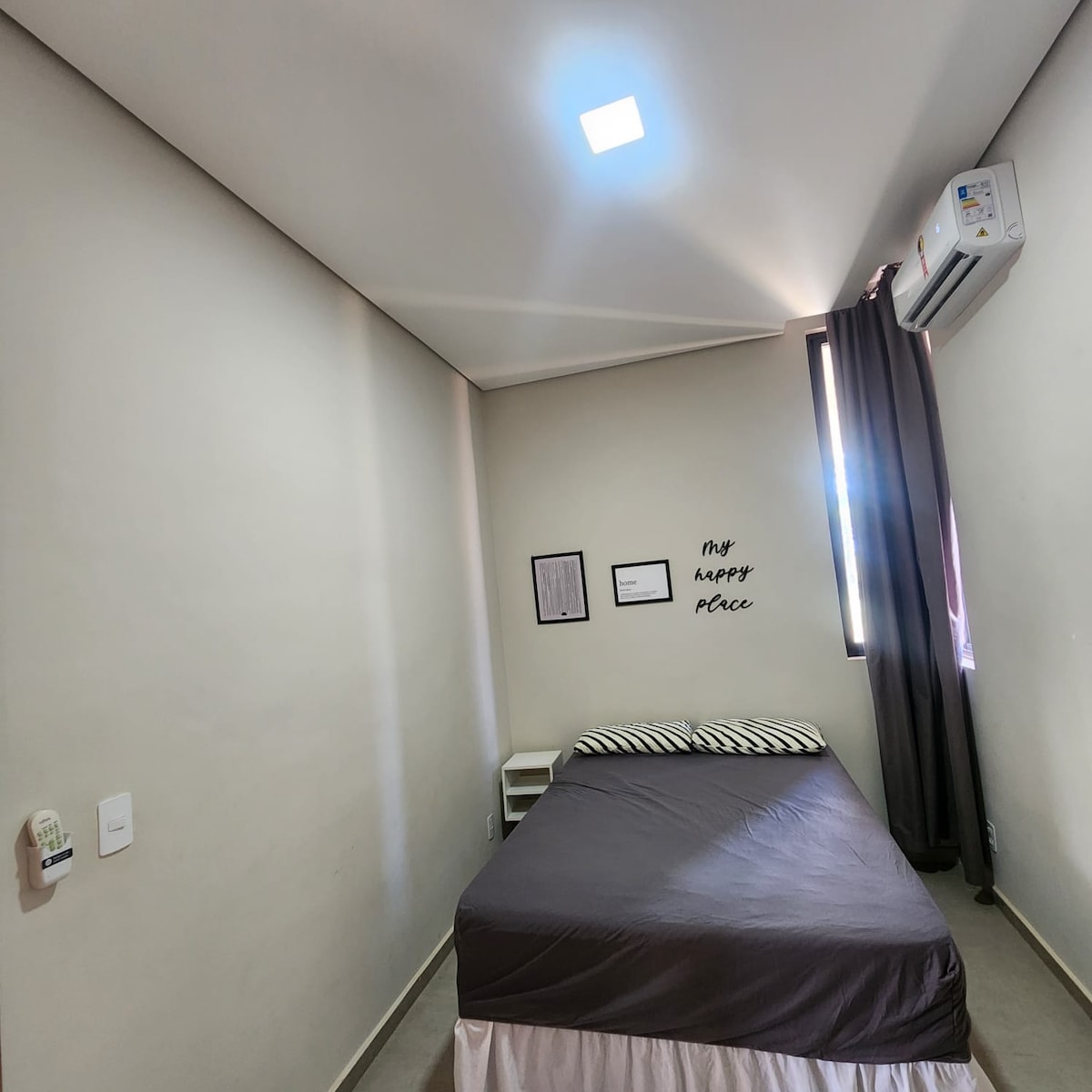 3 עם מיטה זוגית אחת, מזרן נוסף אחד, הפסקת חשמל בווילונות, מיזוג אוויר ושידה אחת.