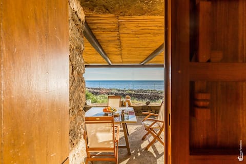 Annuncio Airbnb popolare: 50 METERS FROM THE SEA BATHING AREA a Pantelleria