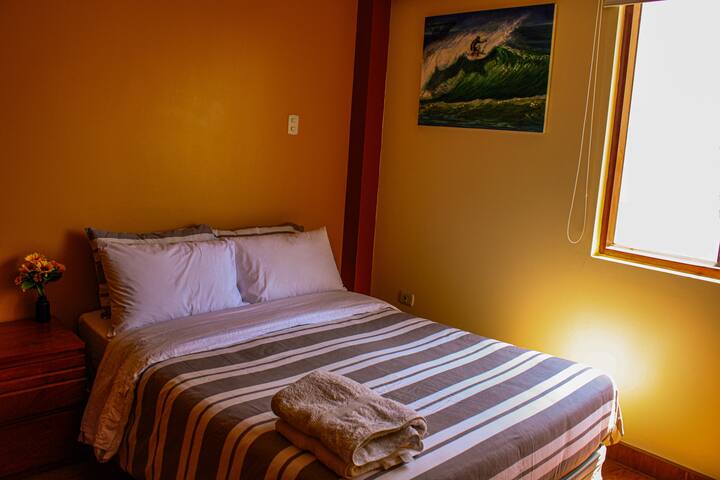 3ème chambre avec lit deux places, table de chevet et grande penderie. Bon éclairage de jour et de nuit.