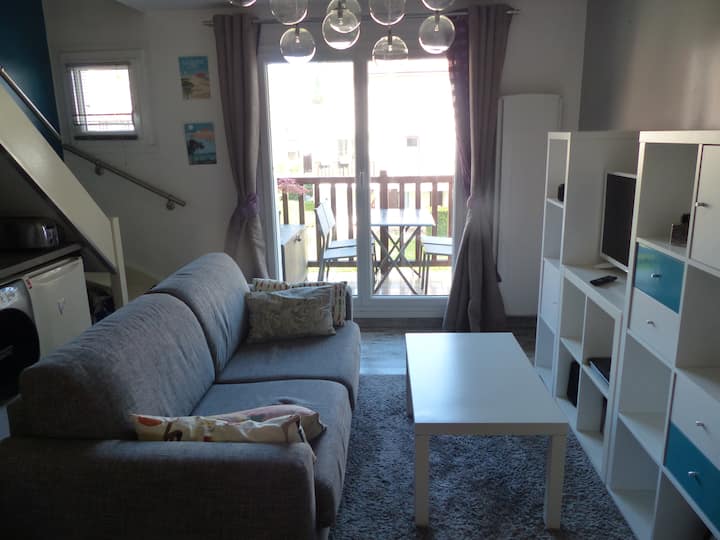 Sovesofa er en seng til 2 personer. 
Fra stuen har du udsigt over haven, der giver direkte adgang til stranden.
