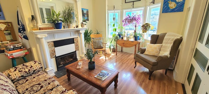 Sunny Downtown Room In Historic Home - St. John's