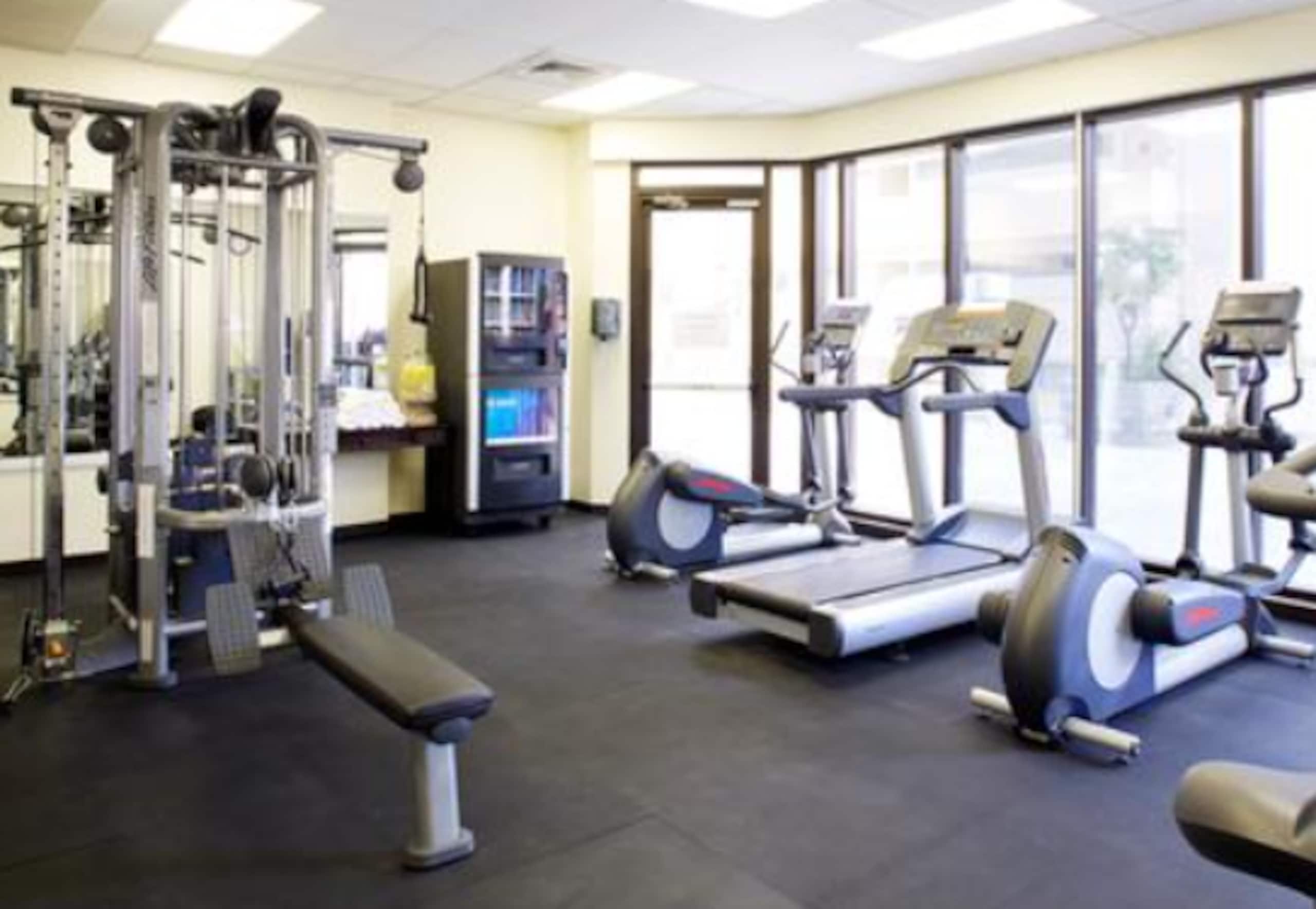 5 min Walk to Waikiki Beach - Stylish Studio! - Image 11