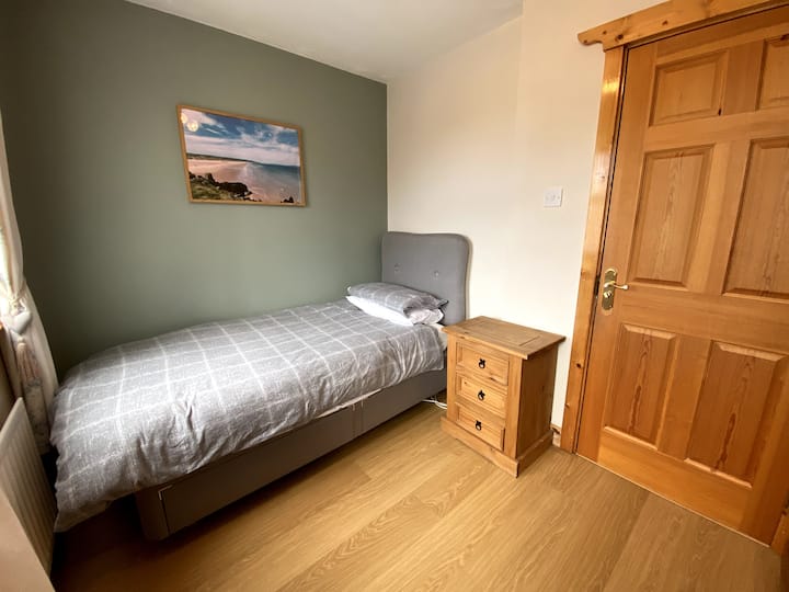 Single Memory Foam Bed
Memory Foam Pillows
32" Smart TV
Drawers
Wardrobe