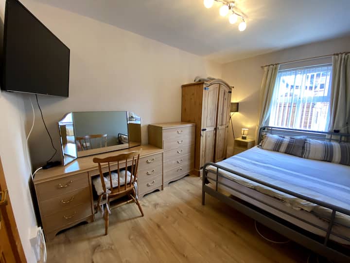 Double Memory Foam Bed
Memory Foam Pillows
43” Fire TV
Dressing Table