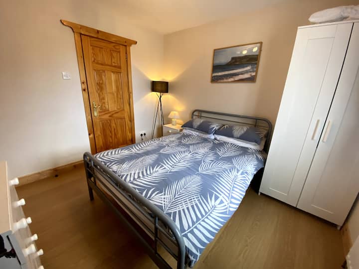 Double Memory Foam Bed
Memory Foam Pillows
40” Smart TV
Desk
Drawers
Wardrobe