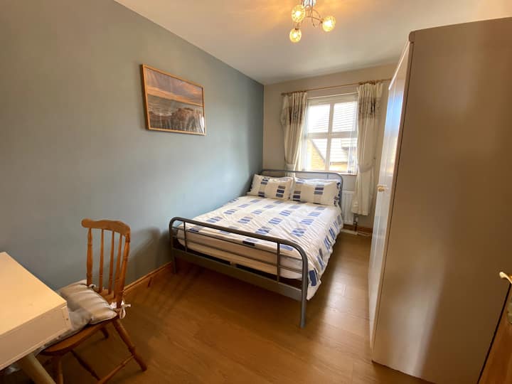 Double Memory Foam Bed
Memory Foam Pillows
40" Smart TV
Desk
Drawers
Wardrobe