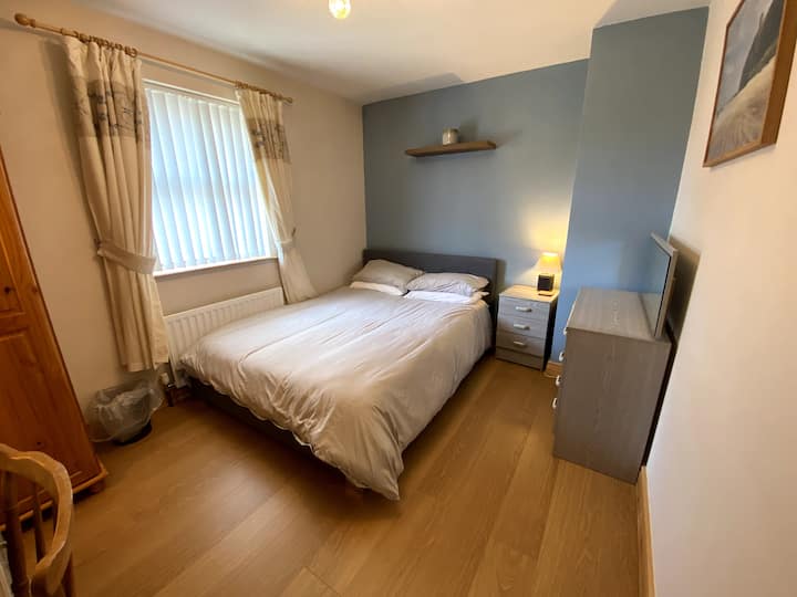 Kingsize Memory Foam Bed
Memory Foam Pillows
43” TV with Fire Stick TV
Dressing Table