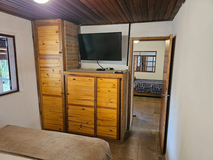 Quarto do Fazendeiro c/ smart tv 50", sky, suíte privativa, chuveiro c/ pressão e ar condicionado.