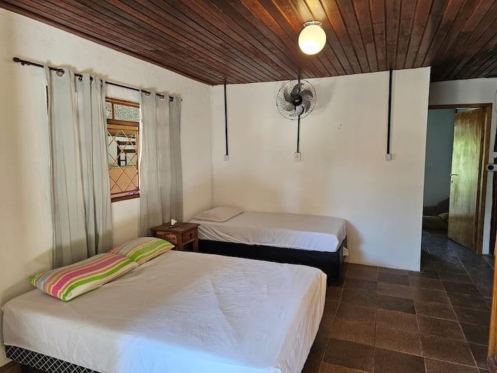 este quarto utiliza o banheiro 2 e fica no acesso da suíte quarto1 e quarto2