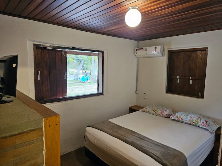 Quarto Rovigo (região da itália) c/ TV 22", ar condicionado, sky e suíte canadense (banheiro ao lado que pode ser compartilhado ou não dependendo do número de convidados - banheiro 2).