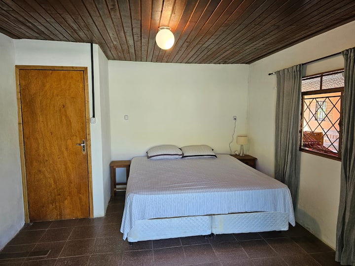Quarto espaçoso que compartilha o banheiro 2 (suíte canadense).