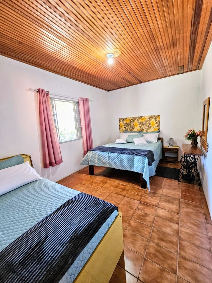 חדר עם נוף להרים.
מיטת קווין סייז
חדר שינה אחד