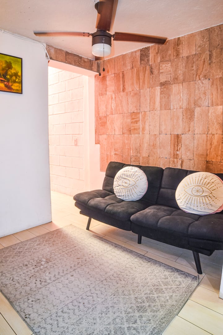 Pozývací roh kombinujúci štýl a pohodlie, ideálny na čítanie, odpočinok alebo trávenie času s priateľmi.