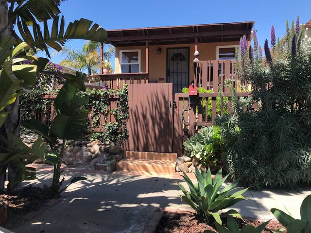 Beach cottage- Ocean View, Block from beach
