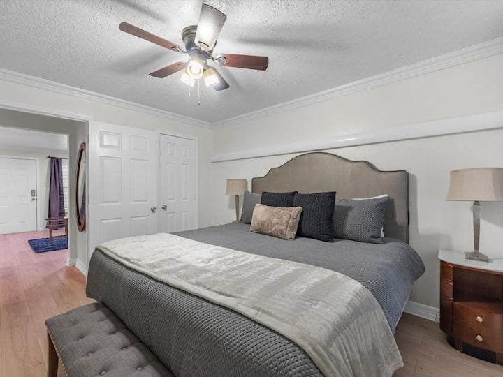 Disfruta de este espacioso y lujoso espacio, con ropa de cama de alta gama y lujosas comodidades, todo diseñado para proporcionar la máxima comodidad  y una atención impecable al detalle.