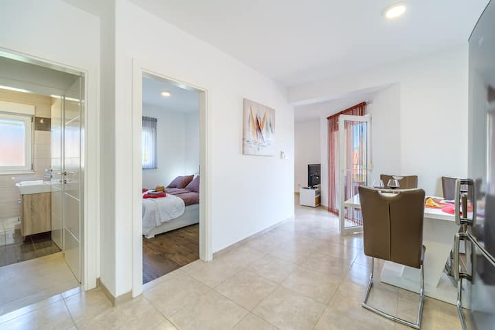 Ღია სამზარეულო, მისაღები ოთახი და სასადილო სივრცე, ცალკე ტერასაზე პირდაპირი წვდომით. 