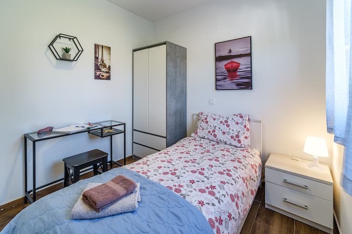 Მომხიბლავი და მყუდრო საძინებელი 2 კომფორტულად იტევს 1 ადამიანს.