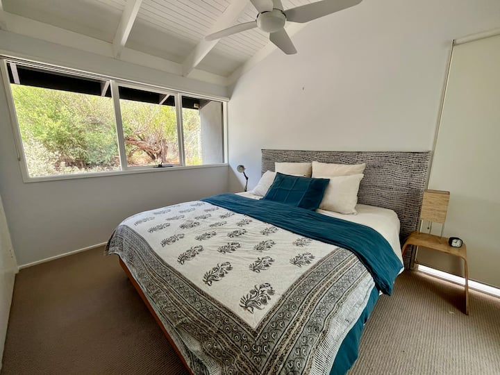 Dhomë gjumi kryesore me krevat dopio "king" dhe pamje të bukura në oborrin e përparmë. Ka suitë të veçantë me dush/tualet. 