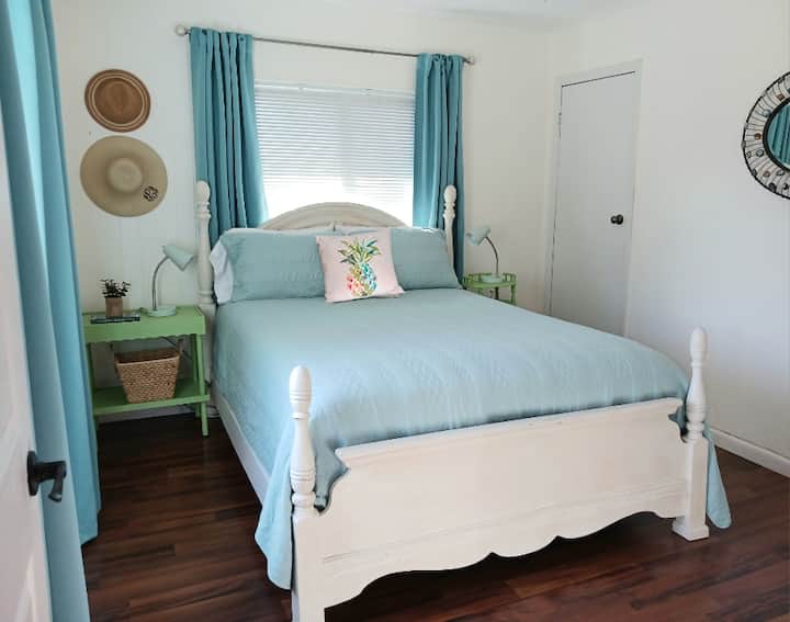 Брачен кревет со душек за спиење.