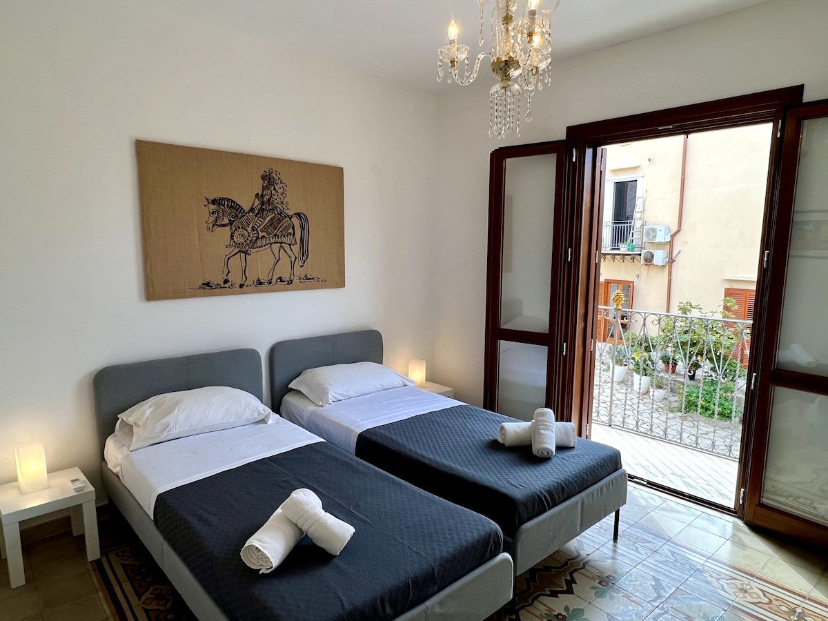 ห้องนอนริมลานกว้างพร้อมเตียงแฝด 2 หลังเครื่องปรับอากาศ (เครื่องปรับอากาศ) โดยเฉพาะ