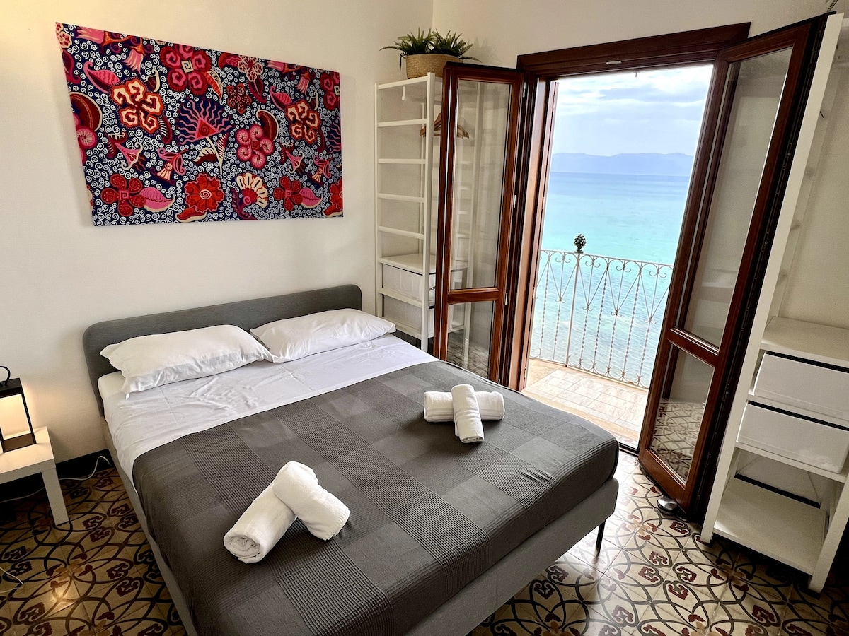 เตียงควีนไซส์ริมทะเลพร้อมวิวเมดิเตอร์เรเนียนที่กว้างใหญ่เครื่องปรับอากาศ (เครื่องปรับอากาศ) โดยเฉพาะ