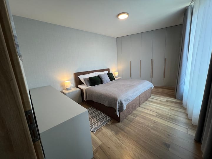 غرفة نوم رئيسية مع سرير بحجم كينج، مكتب، مساحة خزانة كبيرة 