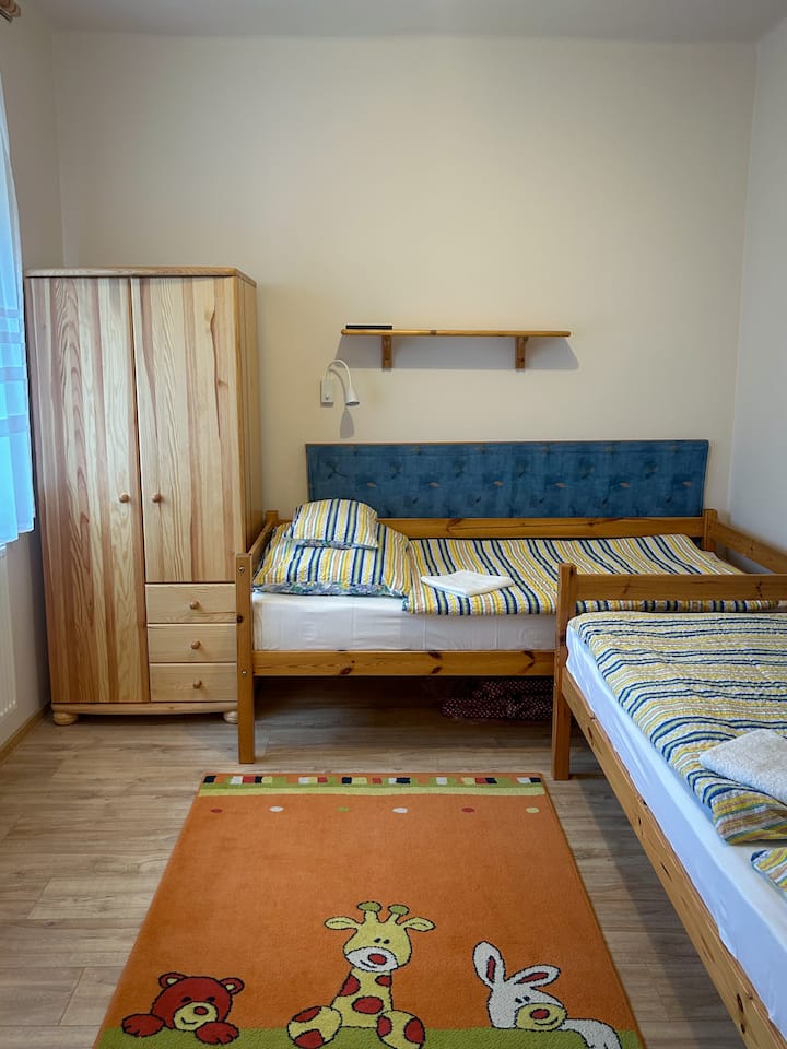 El tercer dormitorio tiene 2 camas separadas de 90 cm con colchones firmes y lámparas de lectura.